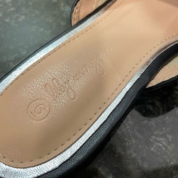 Lily Morgan Black Loafer with Buckle And Criss Crossed Straps On Top Size 6 W - Picture 4 of 7